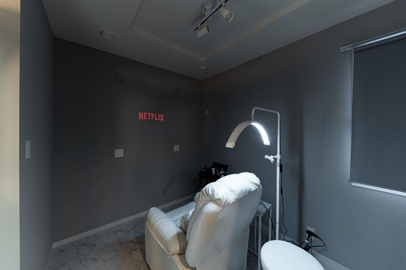 THE SCALP STUDIO 施術室（映画鑑賞）